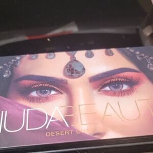 HUDA BEAUTY Desert Dusk Palette - Purple and Gold Hues